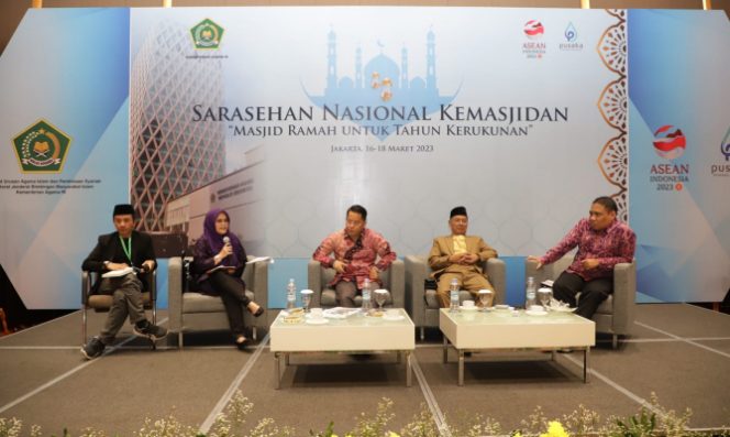 
 Anggota Bawaslu Lolly Suhenty (busana warna ungu) dalam 'Sarasehan Kemasjidan Tahun 2023' yang digelar Direktorat Jenderal Bimbingan Masyarakat Kementerian Agama (Kemenag), di Jakarta, Jumat (17/3/2023).