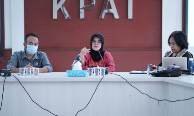 
 Anggota Bawaslu Lolly Suhenty (baju merah) yang saat ini menjadi Pelaksana harian Ketua Bawaslu saat memberikan pemaparan dalam berdiskusi dengan Komisi Perlindungan Anak Indonesia (KPAI) Peta Nasional Potensi Kerawanan Pemilu Serentak Tahun 2024 Menurut Indeks Kerawanan Pemilu Tahun 2024 di Jakarta, Kamis (30/3/2023).