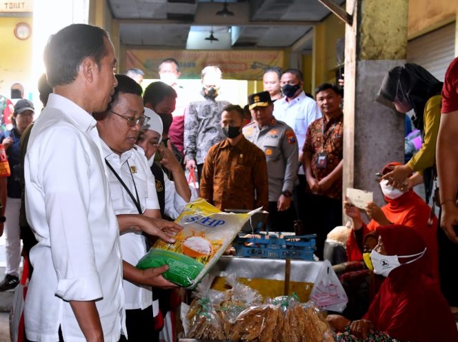 
 Presiden Cek Harga Kebutuhan Pokok di Pasar Beran Ngawi
