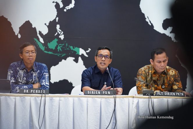 
 Kementerian Perdagangan menggelar media briefing tentang kebijakan pengendalian minyak goreng pasca-Lebaran tahun 2023 di Kantor Kementerian Perdagangan, Jakarta, Kamis (27 April).