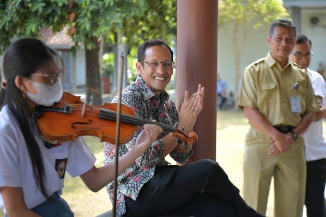 
 Mendikbudristek, Nadiem Anwar Makarim dalam kunjungan kerjanya di Daerah Istimewa Yogyakarta turut meninjau pembelajaran di SMKN 2 Kasihan. RUBBIKMEDIA/HO-Kemendikbudristek.