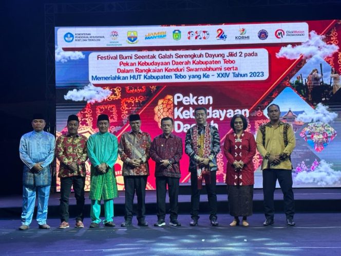 
 Pergelaran Drama Musikal Sultan Thaha Syaifuddin pada Festival Seentak Galah Serengkuh Dayung yang berlangsung di Kabupaten Tebo, Provinsi Jambi, 23 s.d. 27 Oktober 2023. (RUBBIKEDIA-HO/BKHM Kemendikbudristek)