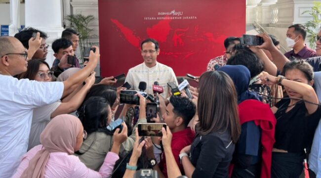 Mendikbudristek selepas bertemu Presiden Republik Indonesia Joko Widodo di Istana Merdeka, Jakarta pada Senin (27/5). (foto/kemdikbudristek)